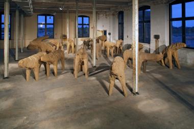 "Mutants" nennt die polnische Künstlerin Magdalena Abakanowicz ihre Tierherde, die den Spinnsaal bevölkert.  <br>Foto: LWL/M. Holtappels<br />