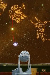Den Himmel am Abend stellt Dr. Björn Voss im Planetarium allen Sternenguckern vor. <br>Foto: LWL/Egbert.<br />
