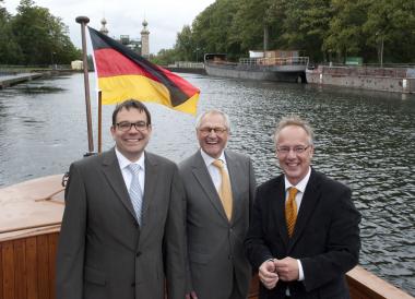 Unternahmen eine Schifffahrt: (v.l.) Dr. Arnulf Siebeneicker, Dr. Wolfgang Kirsch und Dirk Zache. <br>Foto: LWL/Hudemann<br /> 