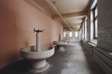 Blick in den Waschraum der Männer aus dem Jahr 1950, Aufnahme von 2005. <br>Foto: LWL/Holtappels<br />