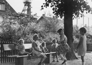 Gummitwist, Spielplatz vor der Zeche Prosper II, Bottrop 1969.           <br> Foto: Helmut Orwat/LWL-Archiv<br />