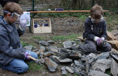 Kleine Forscher - Fossilien klopfen in der Zeche Nachtigall. <br>Foto: LWL/ Linke.<br />