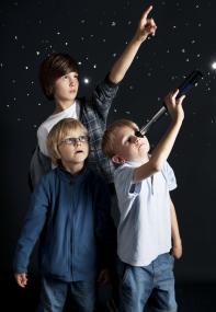 An den ¿Bildschönen Samstagen¿ beschäftigen sich Kinder mit den Sternenlandschaften des Fotokünstlers Thomas Ruff. <br>Foto: LWL<br />