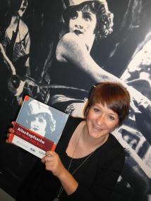 Projektleiterin Theresa Viehoff-Heithorn präsentiert den Katalog zur Ausstellung ¿Alles Kopfsache¿. <br>Foto: LWL<br />