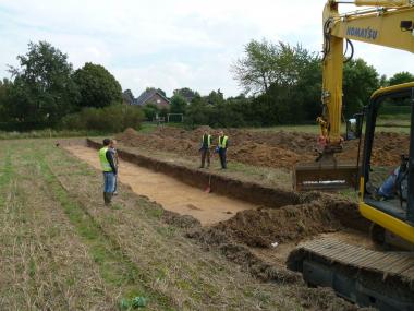 Bei Grabungsbeginn in Geseke im Frühjahr 2011 vermuteten die Wissenschaftler noch eine mittelalterliche Siedlung zu finden - und wurden von einer viel älteren, eisenzeitlichen Siedlung überrascht. <br>Foto: LWL/M.Baales<br />