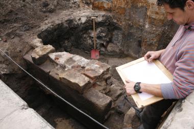 Wahrscheinlich sind noch mehrere hundert Meter der repräsentativen mittelalterlichen Stadtmauer Rheines erhalten - Archäologen des LWL legten im Sommer diesen Jahres einen Teil davon frei. <br>Foto: LWL /R. Klostermann <br />