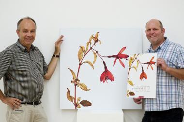 Der Leiter des Herbariums im LWL-Museum für Naturkunde, Dr. Bernd Tenbergen (li.), ist beeindruckt von der Umsetzung der Herbariumspflanzen in kunstvolle Fotos durch Mario Moths. <br>Foto: LWL/Oblonczyk<br />