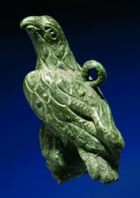 Dieser nur 2,9 cm große Adler aus Bronze wurde an einem Band oder einer Kette als Schmuckstück um den Hals getragen - er fand sich in einer Müllgrube bei den Grabungen in Bonn. <br>Foto: LVR/M. Thuns<br />