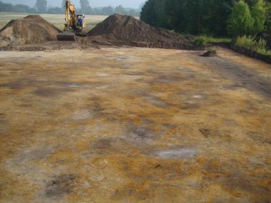 Verräterische Spuren: Verfärbungen im Erdreich geben Auskunft über den Standort und die Ausmaße der früheren Gebäude. <br>Foto: LWL/W. Schneider<br />