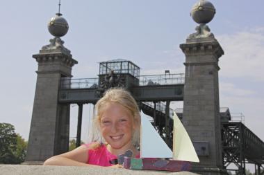 Zum Abschluss basteln die Kinder ein Segelboot, das bei einer Regatta auf seine Seetüchtigkeit überprüft wird. <br>Foto: LWL<br />