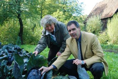 Die Projektleiter von ¿Vielfalt ländlicher Gärten¿ Agnes Sternschulte (LWL-Freilichtmuseum Detmold) und Dr. Olaf Denz (Büro für Vegetationskunde, Tierökologie und Naturschutz) begutachten den Rotkohl im Garten des Münsterländer Gräftenhofes. Foto: LWL