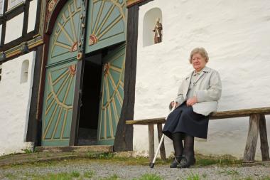 Kindheitserinnerungen: Die 103-Jährige Maria Koch besuchte den Hof Kayser-Henke im LWL-Freilichtmuseum Detmold. <br>Foto: LWL/Klein<br />