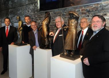 Bei der Übergabe der Sammlung am Sonntag: (v.l.) Sammler Werner Bibl, Friedhelm Sohn, Mitglied der Landschaftsversammlung, Museumsdirektor Dirk Zache, Mäzen Dr. Eckhart Grohmann, Dr. Hermann Viets, Präsident der MSOE, und Dieter Gebhard, Vorsitzender Landschaftsversammlung. <br>Foto: LWL / Appelhans<br />