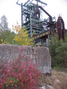 Das Laub im Schatten des Hochofens leuchtet in herbstlichen Farben. <br>Foto: LWL<br />