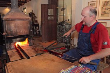 Peter Seibt führt den Besuchern des Glasmarktes die alte Technik der Glasknopfherstellung vor. <br>Foto: LWL<br />
