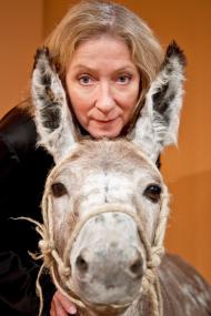 Schauspielerin Beate Reker nimmt Interessierte mit auf ihre literarischen Rundgänge zur Sonderausstellung ¿Tiere der Bibel¿. <br>Foto: LWL/Oblonczyk<br />
