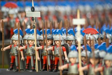 Mutige Feldzeichen-Träger bringt das Ferien-Programm "Legionäre verschwunden" hervor, in dem jeder bei der Suche nach sechs Mini-Römern hilft und im Anschluss sein eigenes "Signum" bastelt. <br>Foto: LWL/S. Holländer<br />