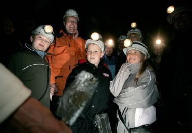 Im Schein von Grubenlampen erkunden Besucher das Industriedenkmal Zeche Hannover. <br>Foto: LWL <br />