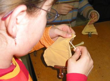 Ihre eigenen kleinen Lederbeutel fertigen 8- bis 12-Jährige am nächsten Familiensonntag im LWL-Museum für Archäologie. <br>Foto: LWL/U. Stodieck<br />