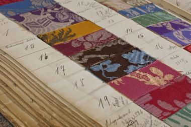 Stoffmuster zum Nachschlagen: Musterbücher zeigen unter anderem, welche Stoffe und Dessins zu allen Zeiten modern waren. <br>Foto: LWL<br />