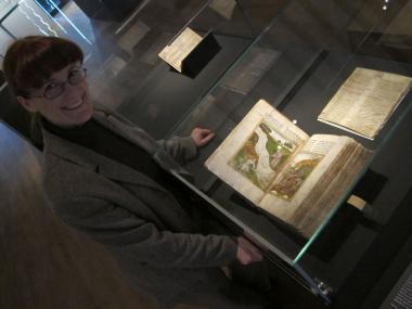 Museumsdirektorin Dr. Julia Hallenkamp-Lumpe präsentiert das St. Galler Legendar aus der berühmten Schweizer Stiftsbibliothek. <br>Foto: LWL/Maria Tillmann<br />