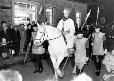 Meist reitet bei den St. Martinsumzügen ein St. Martin-Darsteller auf einem Schimmel vorweg wie hier 1965 in Hörstel-Riesenbeck (Kreis Steinfurt).  <br>Foto: LWL-Archiv<br />