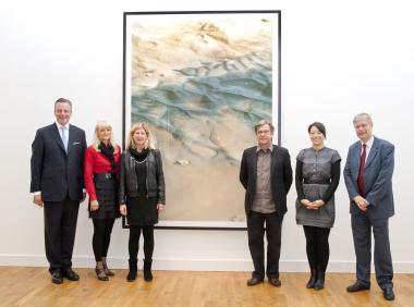 Neueste Arbeiten aus der Mars-Serie vom Fotokünstler Thomas Ruff (3. v. r.) im LWL-Landesmuseum: (v.r.) Museumdirektor Dr. Hermann Arnhold, Kuratorin Melanie Bono, Dr. Barbara Könches (Kunststiftung NRW), LWL-Kulturdezernentin Dr. Barbara Rüschoff-Thale und der Vorstandsvorsitzende der Sparkasse Münsterland Ost, Markus Schabel warfen einen ersten Blick auf die Ausstellung. <br>Foto: LWL<br />