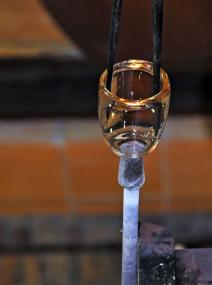 Vor den Augen der Besucher stellen die Gernheimer Glasmacher edle Weinpokale her. <br>Foto: LWL / M. Holtappels<br />