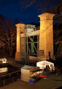 Nach Einbruch der Dunkelheit entwickelt der Weihnachtsmarkt vor der Kulisse des beleuchteten Denkmals eine besonders stimmungsvolle Atmosphäre. <br>Foto: LWL<br />