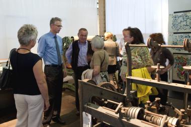 Museumsleiter Dr. Stenkamp und Moulettegraveur Hommers führen durch die ¿Zwischenräume¿. <br>Foto: LWL<br />