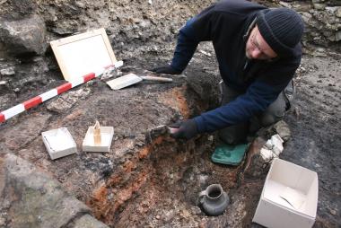 Kurz vor Abschluss der Grabungssaison wartete noch eine Überraschung auf die Archäologen: in den Resten eines abgebrannten Holzbaues fanden sie neben Alltagsgeschirr auch eine höchst seltene Schachfigur. <br>Foto: LWL/ T. Pogarell<br />