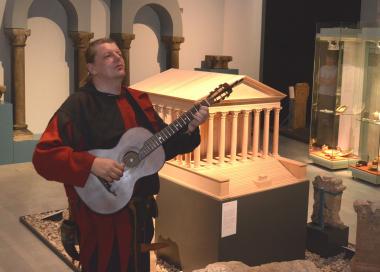 Am Sonntag geht es musikalisch durch die Sonderausstellung Fundgeschichten: Gitarrist und Komponist Michael Völkel nimmt die Besucher kostenlos mit auf eine Klangreise. <br>Foto: LWL/W. Quickels<br />