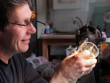 Mit verschiedenen Werkzeugen und Techniken stellt der Gravurmeister die Dekore her ¿ hier auf einem Trinkglas. <br>Foto: LWL / M. Holtappels<br />