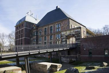 Schon lange vor der Schwerindustrie gab es im Ruhrgebiet fremde Impulse wie beispielsweise zu sehen am Schloss Horst in Gelsenkirchen, eines der ersten und prachtvollsten Renaissanceschlösser im Ruhrgebiet inspiriert von Bauwerken und Künstlern aus ganz Europa. <br>Foto: LWL<br />