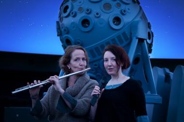 Anja Bilabel und Lisa Bröker-Jambor (Querflöte) entführen mit ihrem literarisch-musikalischen Salonprogramm in eine Welt der Fantasie. <br>Foto: Oblonczyk, LWL.<br />