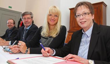 Zur Vertragsunterzeichnung kamen Regierungspräsidentin Marianne Thomann-Stahl, LWL-Kulturdezernentin Dr. Barbara Rüschoff-Thale, Landrat Friedel Heuwinkel und Klaus Kuhlmann, der Leiter des Eigenbetriebs Schulen des Kreises Lippe (v. r.). <br>Foto: LWL/Jähne<br />