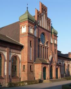 Eindrucksvolle Lohnhalle mit gestaffelten Blendgiebel und Türmen mit zwiebelförmigen Hauben. <br>Foto: LWL<br />