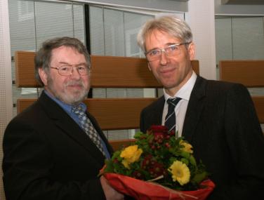 Der Vorsitzende der Landschaftsversammlung Dieter Gebhard gratuliert dem neuen LWL-Krankenhausdezernenten Dr. Meinolf Noeker. <br>Foto: LWL<br />
