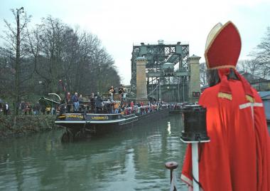 Der Nikolaus kommt mit der historischen Barkasse zu den Kindern ins LWL-Industriemuseum Schiffshebewerk Henrichenburg. <br>Foto: LWL<br />