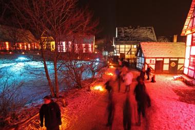 Die kunstvolle Beleuchtung der Wege und historischen Häuser macht den Museumsadvent im LWL-Freilichtmuseum Detmold zu etwas ganz Besonderem. <br>Foto: LWL/Jähne<br />