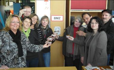 Eine Runde Kuchen auf die zertifizierte Qualität: Annette Hupe (Gastronomin),  Robert Laube, Gabriele Riebe, Petra Osthoff, Gunda Otholt, Birgit Schulz, Olaf Suckrau, Susanne Dudda und Benno Park vom Museumsteam umzirkeln das Q-Schild. <br>Foto: LWL<br />