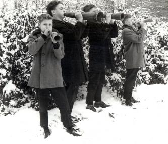 Das Adventsblasen an den vier Adventssonntagen ist ein alter Brauch, der heute nur noch selten geübt wird  wie hier in Löningen, Kreis Cloppenburg, 1960. <br>Foto: LWL-Archiv<br />