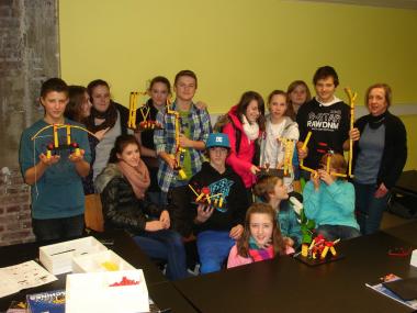 Schülerinnen und Schüler der Marie-Curie-Hülshoff-Realschule mit den Ergebnissen ihres Leo-Workshops. <br>Foto: LWL<br />