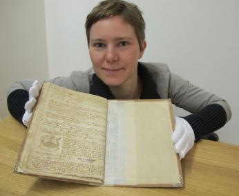 Aus dem Giftschrank der Klosterbibliothek: Die Kunsthistorikerin Sina Schröder präsentiert eine ¿verbotene Schrift¿ aus dem 15. Jahrhundert. <br>Foto: LWL/Maria Tillmann<br />