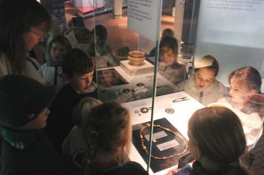 Kostbaren Schmuck im Museum entdecken.... <br>Foto: LWL/C. Pluschke<br /> 