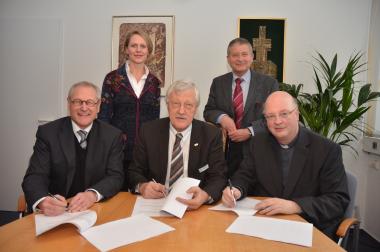 Bei der Vertragsunterzeichnung für die Mittelalterausstellung 2013 in Paderborn: (v.l.) LWL-Direktor Dr. Wolfgang Kirsch, Angelika Schomberg, Leiterin der Kommunikation des Hauptsponsors E.ON Westfalen Weser, Paderborns Bürgermeister Heinz Paus, Hans Behringer, Vorsitzender des Kulturfonds Paderborn, und Generalvikar Alfons Hardt. <br>Foto: Stadt Paderborn/Reinhardt<br />