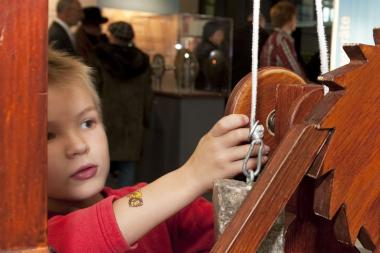 Anfassen erwünscht. Die Modelle in der Leonardo-Ausstellung warten auch ¿zwischen den Jahren¿ auf große und kleine Hände. <br>Foto: LWL / A. Hudemann<br />