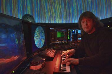 Der Elektronikmusiker Bernd Kistenmacher aus Berlin gibt ein einmaliges Konzert im LWL-Planetarium. <br>Foto: LWL/ Oblonczyk<br />