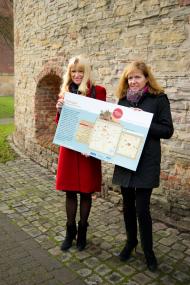 Dr. Andrea Hanke (r.), Beigeordnete für Kultur der Stadt Münster, übergibt vor dem Lernort "Zwinger" die Trägerschaft für den "Pädagogischen Stadtplan" symbolisch an LWL-Kulturdezernentin Dr. Barbara Rüschoff-Thale. <br>Foto: LWL/Steinweg<br />
