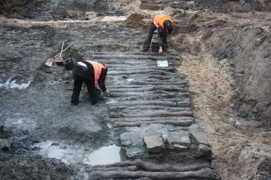 Von den Archäologen ganz frisch entdeckt: Der sogenannte "Knüppeldamm", den die Lippstädter im 18. Jh. bauten, um die Stadt trockenen Fußes verlassen zu können. <br>Foto: LWL/S.Eismann<br />